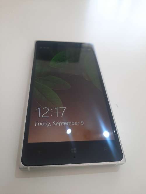 Like NEW NOKIA LUMIA 830 - LIME GREEN for SALE!