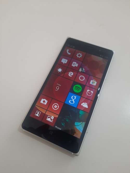 Like NEW NOKIA LUMIA 830 - LIME GREEN for SALE!