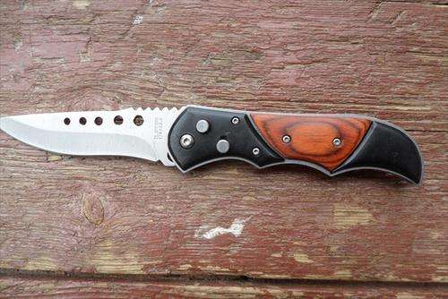 STAINLESS STEEL HUNTERS KNIFE WITH SOLID WOODEN HANDLE - 21CM ******** COMBINE ITEMS AND SAVE ON SHI