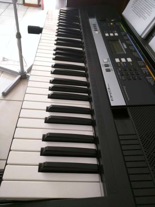 Yamaha Keyboard PSR E243