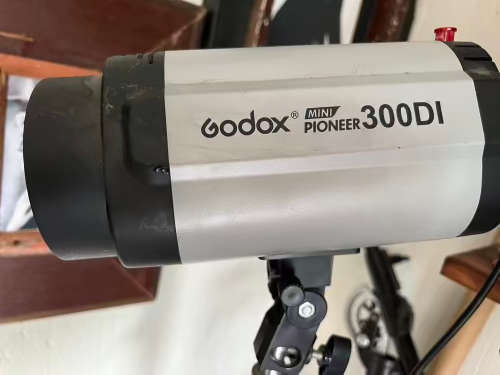 BULK Camera Studio Lighting (Godox 300DI x2/580EXii/Pocket wizardx2) backdrop, tripod and wallmounts