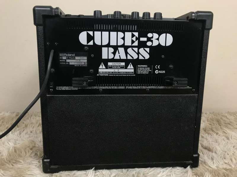 ROLAND CUBE-30 Bass Amp