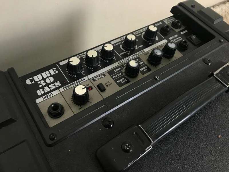 ROLAND CUBE-30 Bass Amp