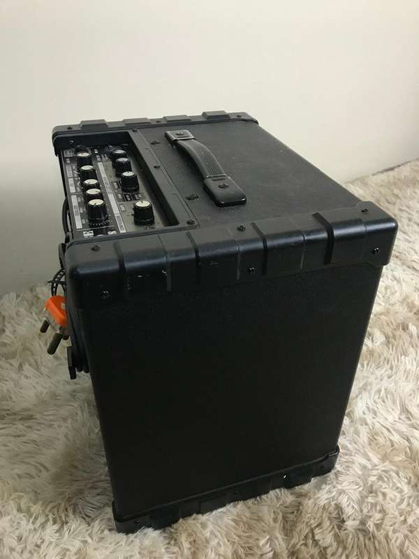 ROLAND CUBE-30 Bass Amp