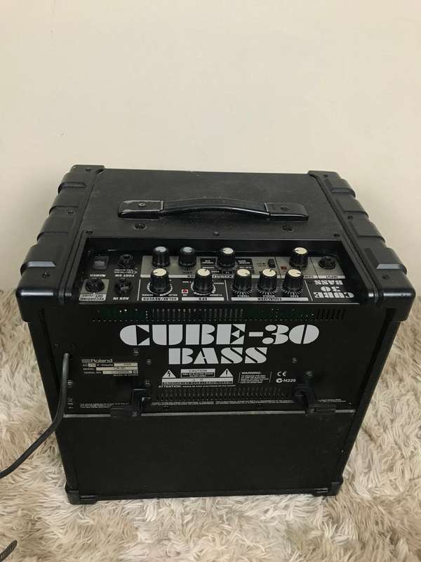 ROLAND CUBE-30 Bass Amp