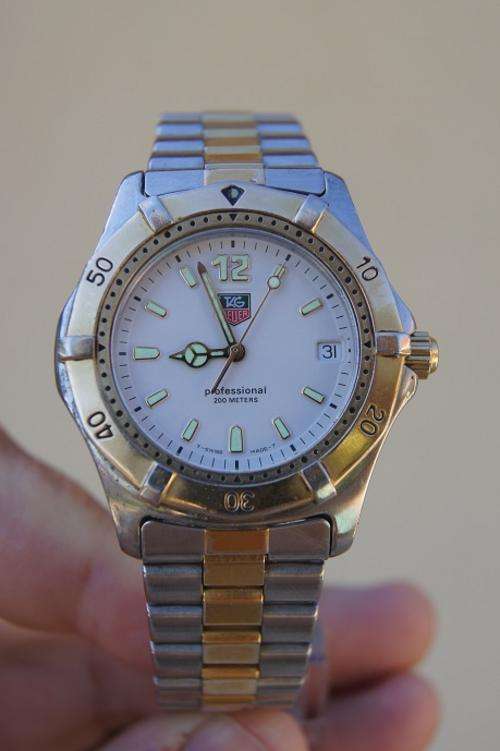 TAG HEUER PROFESSIONAL 200M WITH BOX & PAPERS & EXTRA LEATHER STRAP