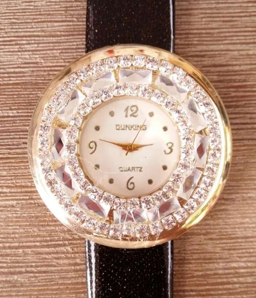 Beautiful Dunking Ladies Watch - Elegant **AUCTION CLOSES 13:45**