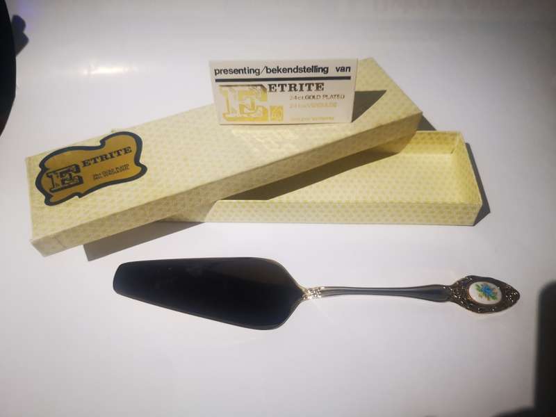 Eetrite - 24ct Gold Plated Cake Lifter