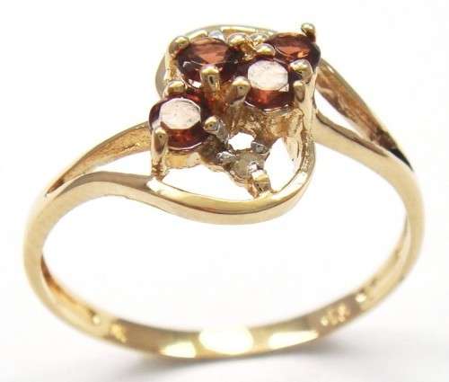 STUNNING 9CT SOLID YELLOW GOLD GARNET AND DIAMOND RING