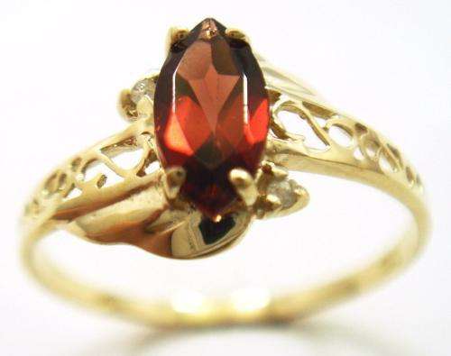 STUNNING 9CT SOLID YELLOW GOLD GARNET AND DIAMOND RING (INVEST NOW IN GOLD JEWELLERY)