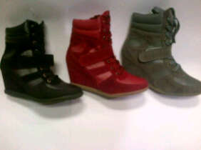 V V COMFY LADIES SNEAKER BLACK WEDGE BOOTS - size 5