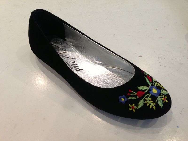 BLACK FLOWER EMBROIDERED FABULOUS STUNNING PUMP SIZE 8
