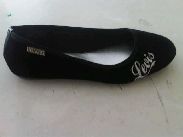 BLACK LEVIS STUNNING PUMP SIZE 3 -BLACK WITH BLACK EDGING