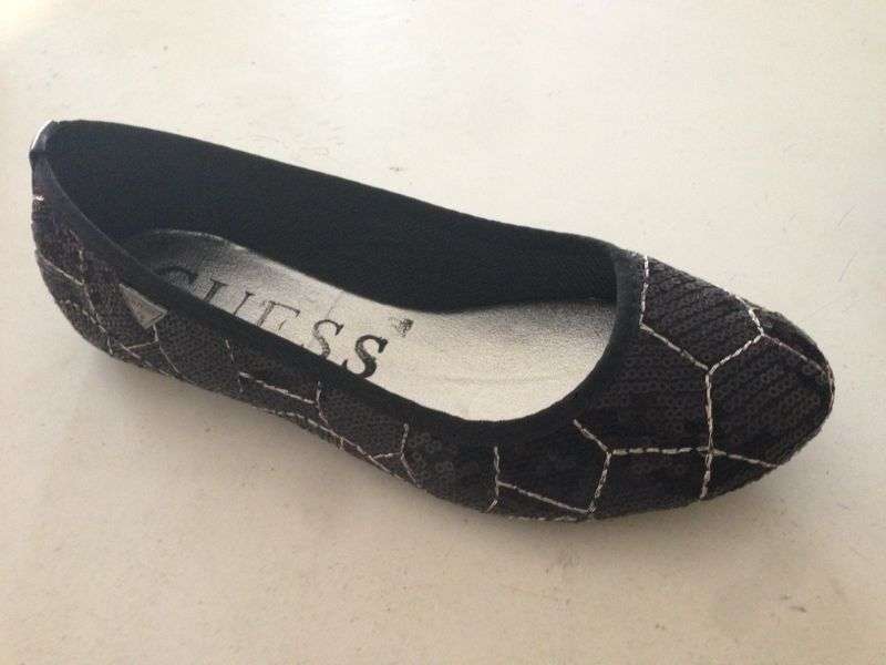 NEW VERY EXCLUSIVE BLACK SEQUIN GUESS STUNNING PUMP SIZE: 4 - BLACK WITH BLACK EDGING