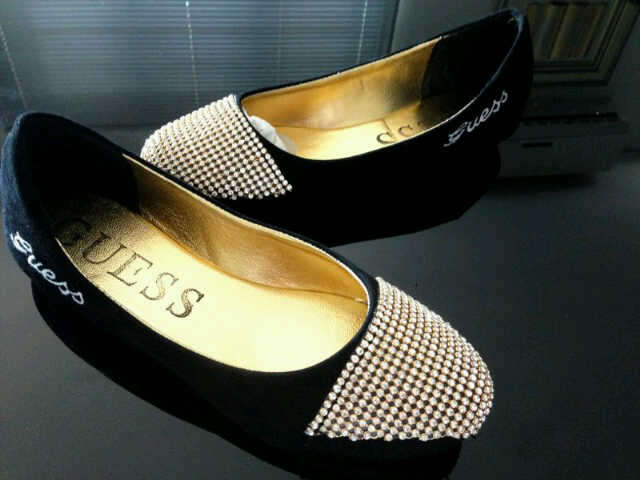 MOST EXQUISITE CLASSY BLACK WITH GOLD SWAROVSKI-LOOK STONE GUESS PUMP SIZE: 6 - BLACK