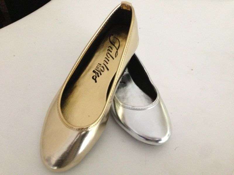 V V COMFY LADIES GOLD FABULOUS FLATS PUMP- size 8