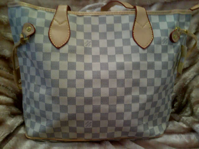 VERY VERY EXCLUSIVE! SELLS FOR R30000- LOUIS VUITTON HANDBAG - LV TAG WITH ZIP & LV PRINT INSIDE BAG