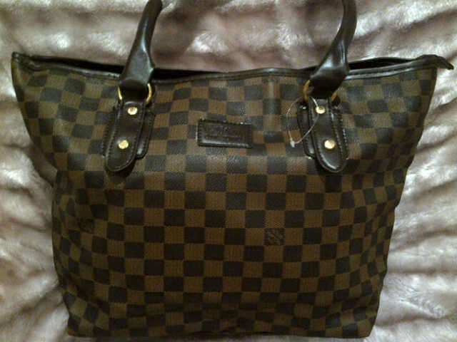 VERY VERY EXCLUSIVE! SELLS FOR R15000- LOUIS VUITTON HANDBAG - LV ZIP & LV PRINT INSIDE BAG