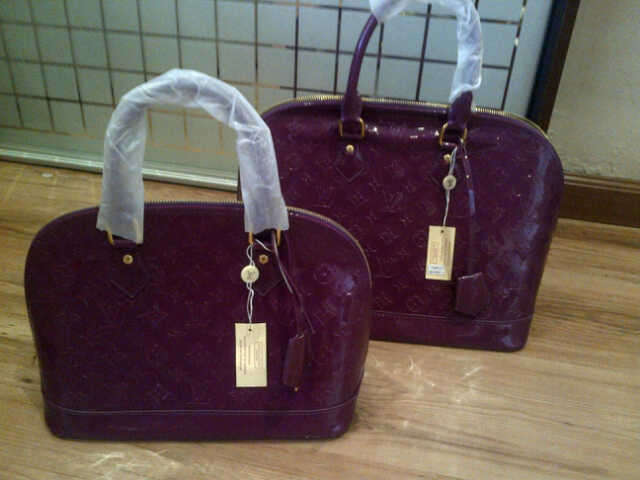 VERY VERY EXCLUSIVE! SELLS FOR +-R40000 - PURPLE LOUIS VUITTON ALMA BAG--SIZE MEDIUM- has lock & key