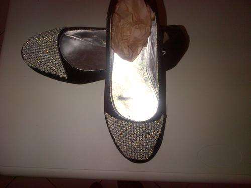 WHITE PEARL AND DIAMANTE CRYSTAL STONE - SUPER COMFY SIZE 4 PUMPS
