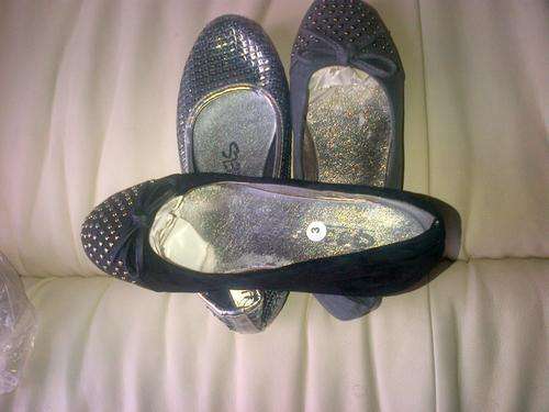 SIZE3:ONE BIDDER TAKES ALL 3 PAIRS OF SHOES+1 PAYMENT OF R65POSTAGE FOR ALL3PAIRS