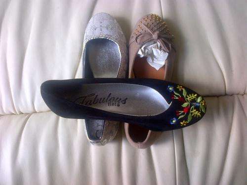 SIZE3:ONE BIDDER TAKES ALL 3 PAIRS OF SHOES+1 PAYMENT OF R65POSTAGE FOR ALL3PAIRS