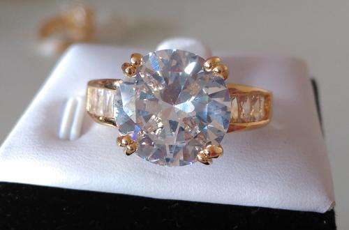 MIND-BOGGLING!! YELLOW GOLD PLATED WITH SIMULATED DIAMOND RING SIZE 7/17.3MM/O ERV R999