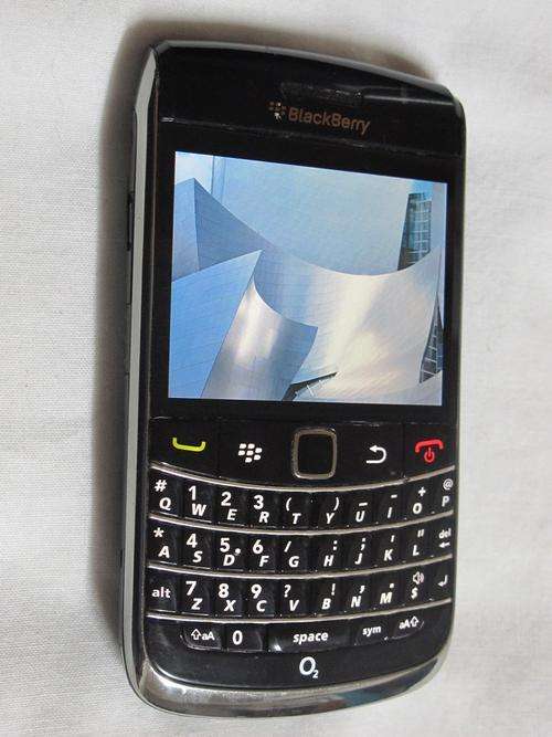 ORIGINAL BLACKBERRY BOLD 9700 EXCELLENT CONDITION!! Guaranteed to work on all SA Networks