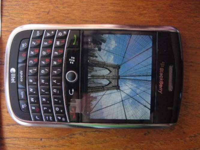ORIGINAL Blackberry 9630 Tour, in excellent condition! In Stock!