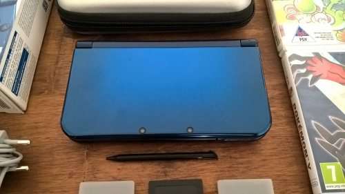 New Nintendo 3DS XL (Second hand) + 2 Games + Charger + Carry case and accsessories