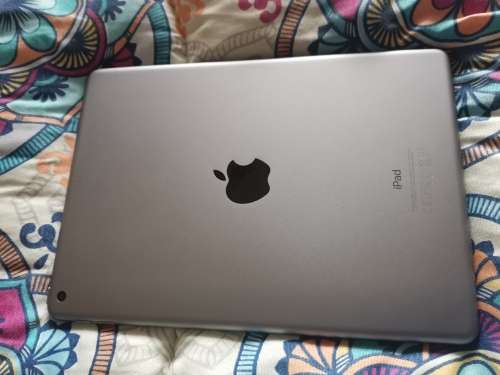 IPad 5th Generation 2017 model wifi 32GB very clean