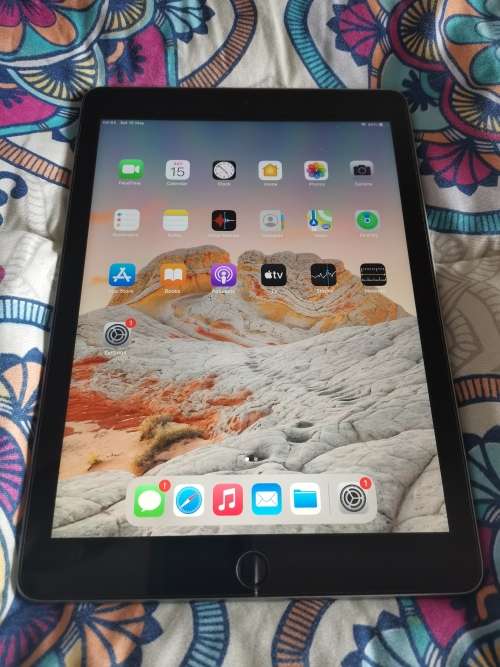 IPad 5th Generation 2017 model wifi 32GB very clean