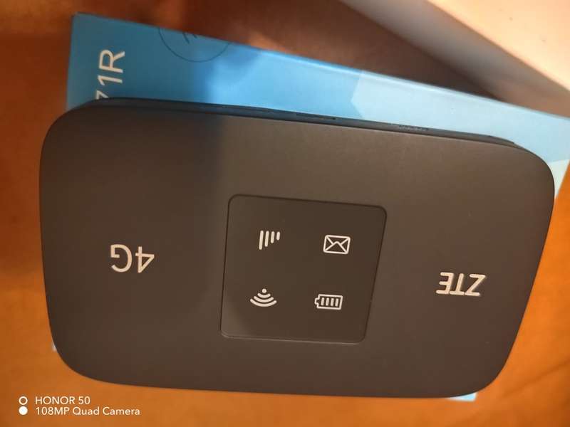 ZTE MF971R 4G/LTE Mobile Wi-Fi Modem Router Bundle - Black