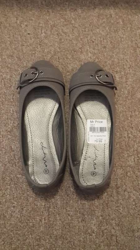 Grey pumps