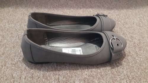 Grey pumps