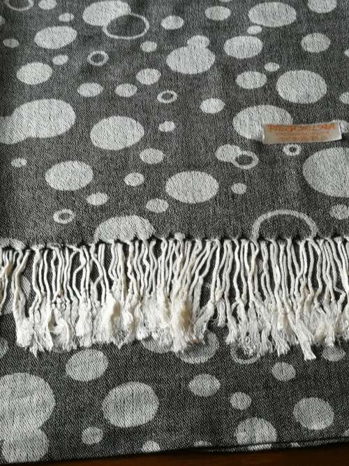 Pashmina, Black with white dots