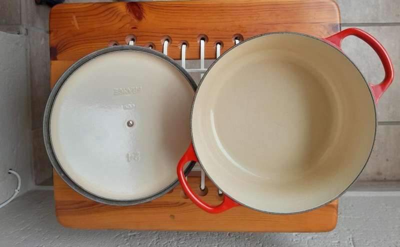 LARGE DUTCH OVEN POT FRENCH LE CRUSET POT - RED CAST IRON - must go!