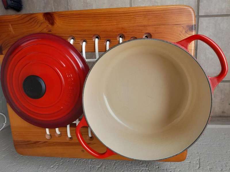 LARGE DUTCH OVEN POT FRENCH LE CRUSET POT - RED CAST IRON - must go!