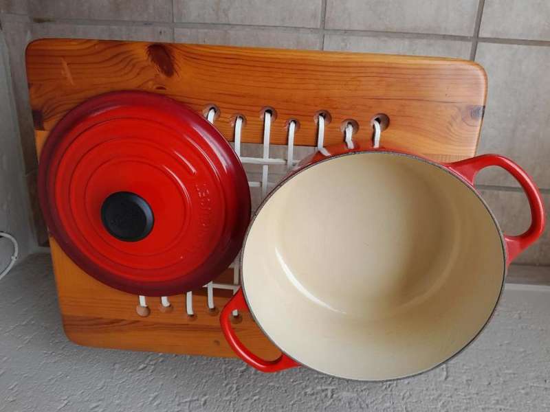 LARGE DUTCH OVEN POT FRENCH LE CRUSET POT - RED CAST IRON - must go!