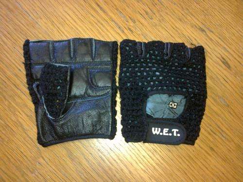 FITNESS GLOVES - Ideal for training with weights!! Size - Small. Stock clearance!!!