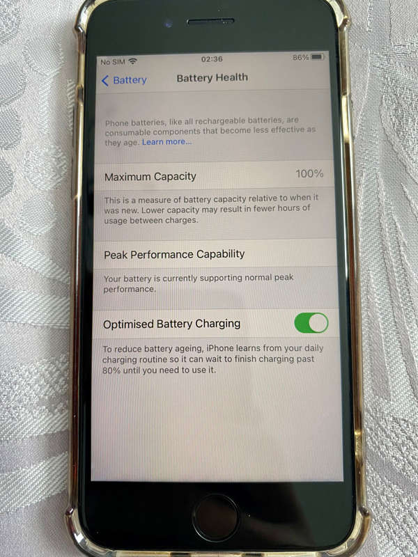 IMMACULATE APPLE IPHONE 8 64GB SPACE GREY WITH 100% BATTERY. WITH COVER AND CABLE.