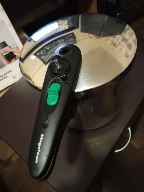 PRESSURE COOKER