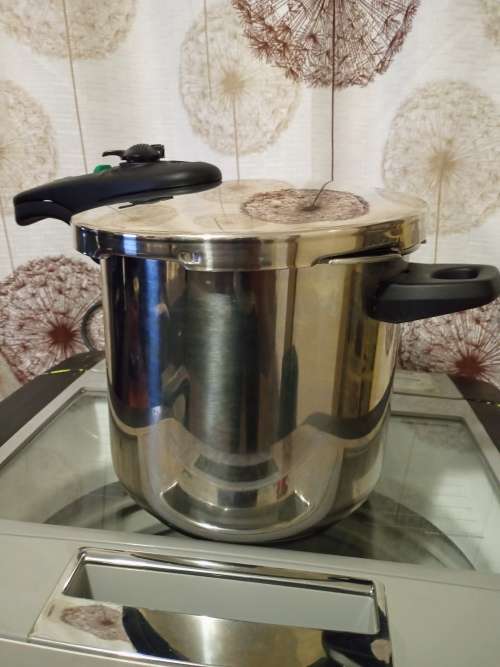 PRESSURE COOKER