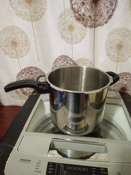PRESSURE COOKER