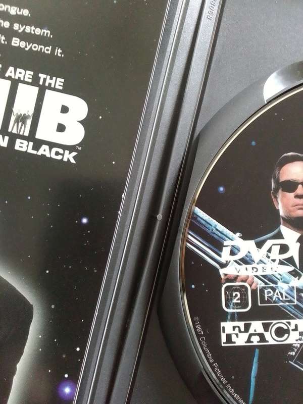 Men In Black (DVD) Tommy Lee Jones and Will Smith