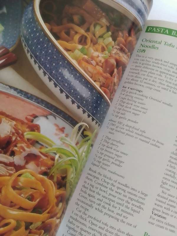 Alison Holst's (Soft Cover) Meals Without Meat