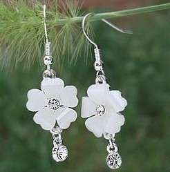 * Pretty White Resin Flowers Dangle Earrings *