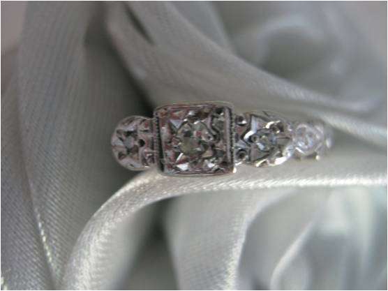ANTIQUE INTRICATE SETTING WITH 18CT WHITE GOLD AND PLATINUM WITH 3 DIAMONDS - WITH CERTIFICATE