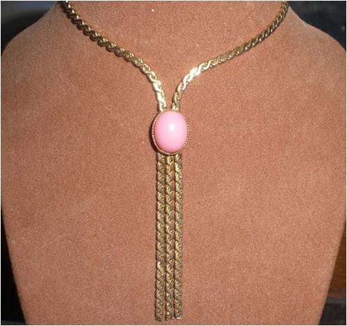 ELEGANT GOLD TONED NECKLACE WITH PINK PENDANT