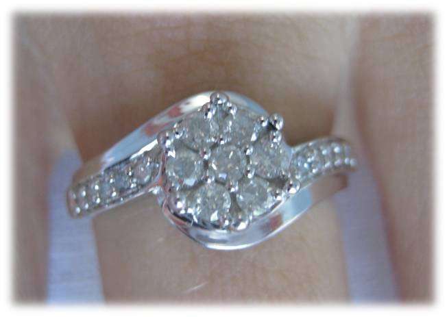 STUNNING SOLID 9CT WHITE GOLD AND 17 DIAMONDS - WITH CERTIFICATE - SIZE 7